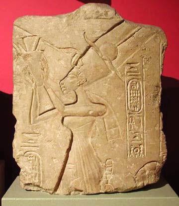 Nefertiti che venera l'Aton, con il titolo di Signora 